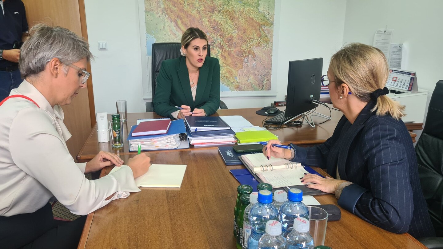 1726574426_66e96f5ae6409