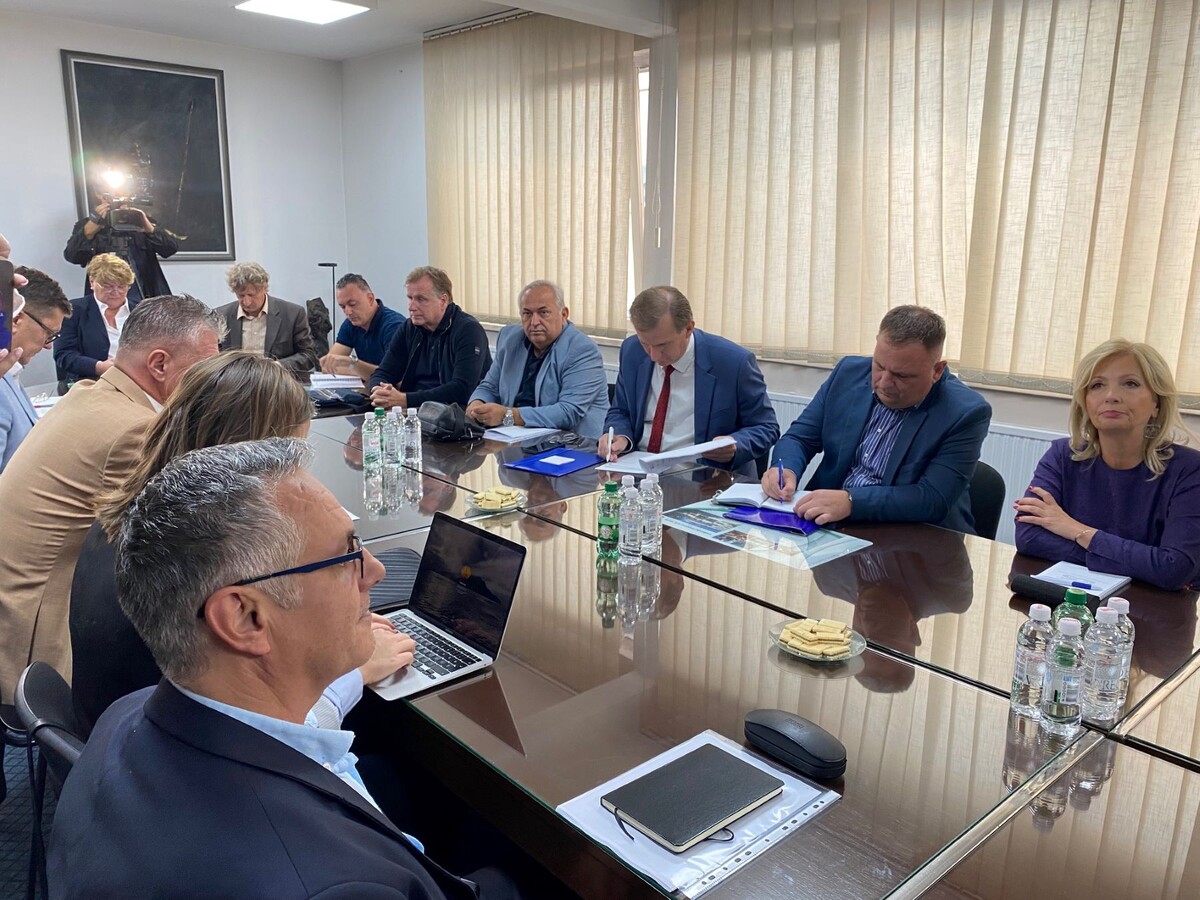 1727352026_66f54cda53ada