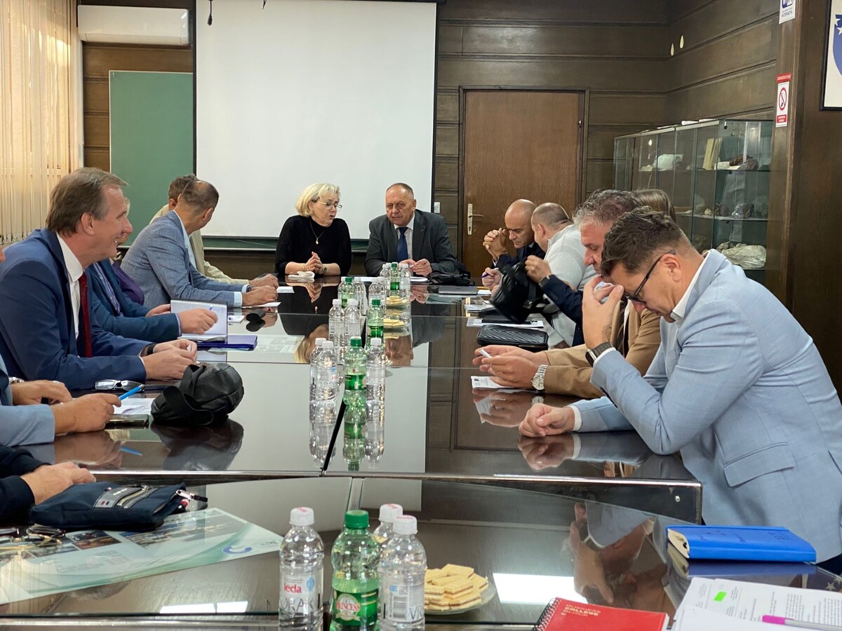 1727352026_66f54cda80112