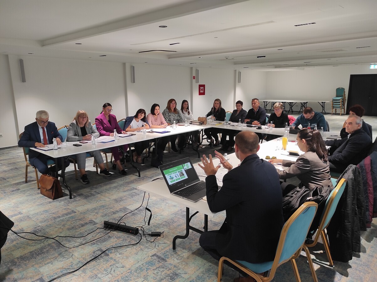 1729087231_670fc6ff021c0