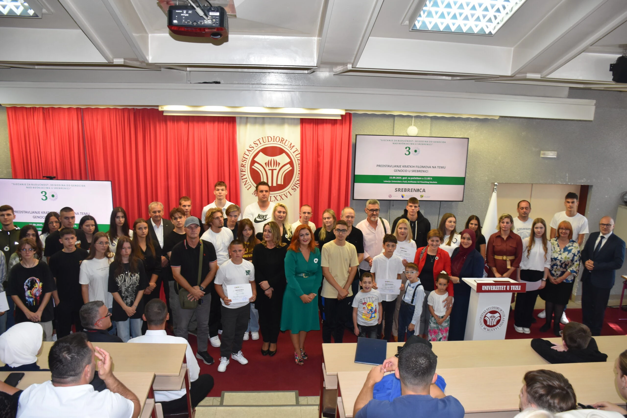 Na Univerzitetu u Tuzli predstavljeno 10 učeničkih kratkih filmova na temu ‘Genocid na Bošnjacima u Srebrenici’. Uručene nagrade za tri najbolja filma